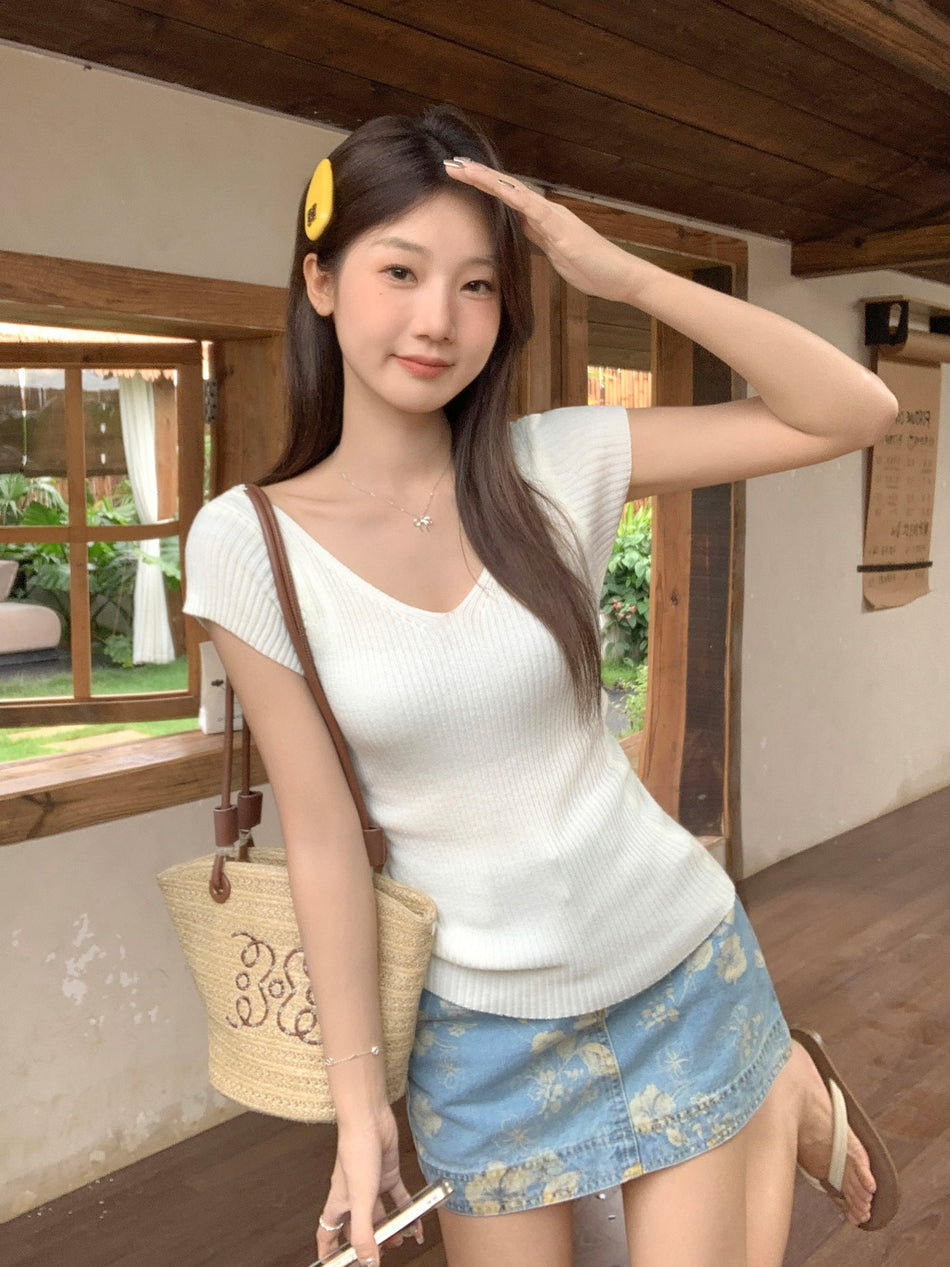 Milky White V-Neck Knit T-Shirt Women Summer 2026