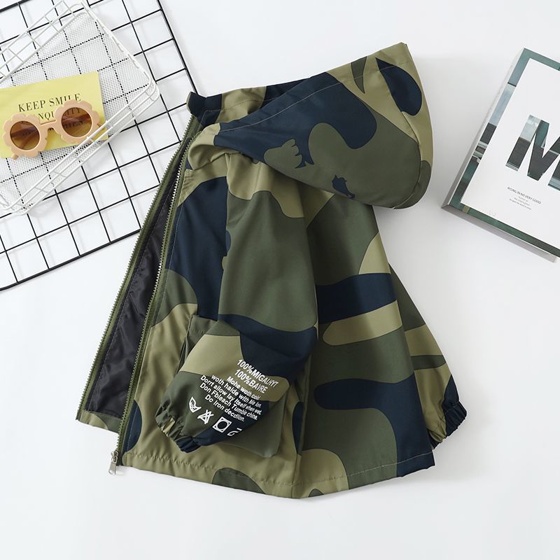 Boys camouflage hooded windbreaker jacket for spring and autumn outdoor wear