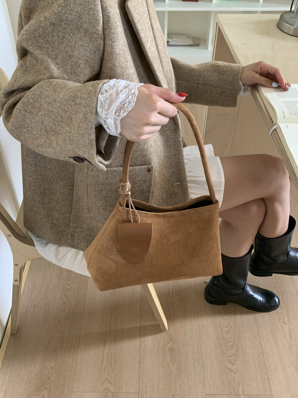 Women's Matte Baguette Shoulder Bag for Everyday Commuting