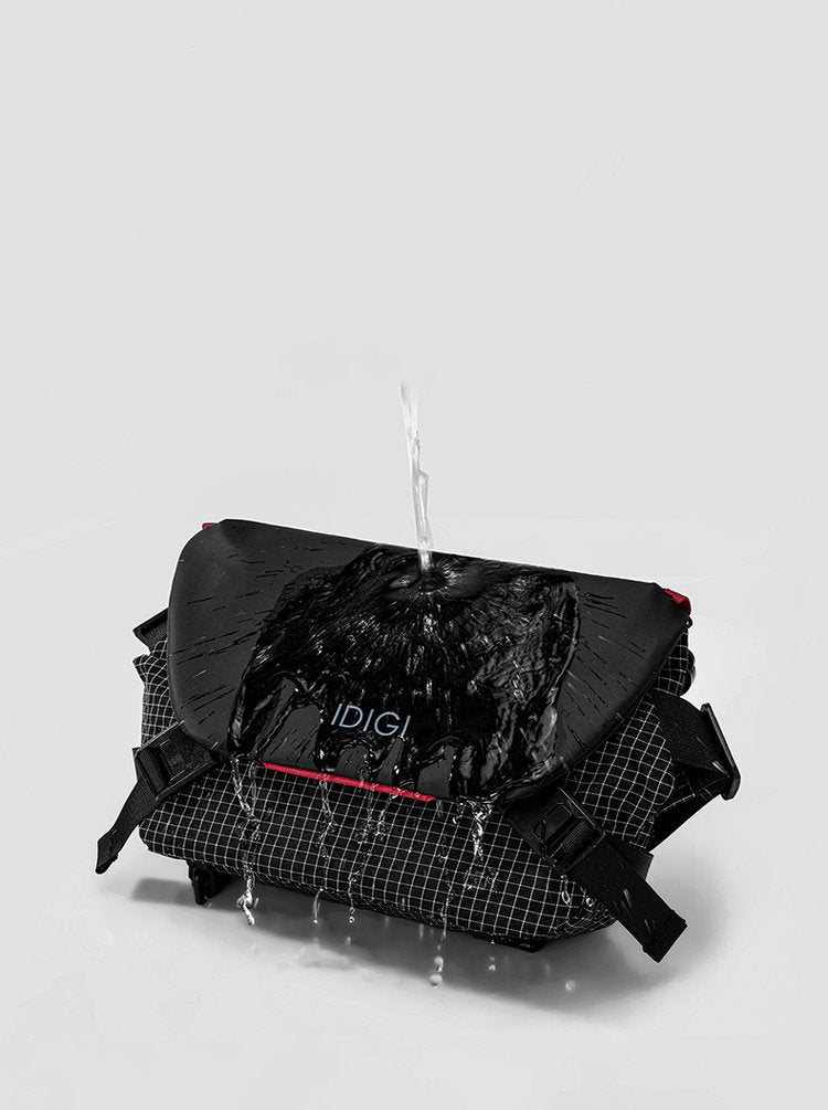 Men's Large Capacity Chest Messenger Bag with Magnetic Buckle