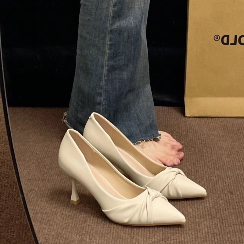 French Pointed Toe Stiletto Heels with Elegant Retro Design