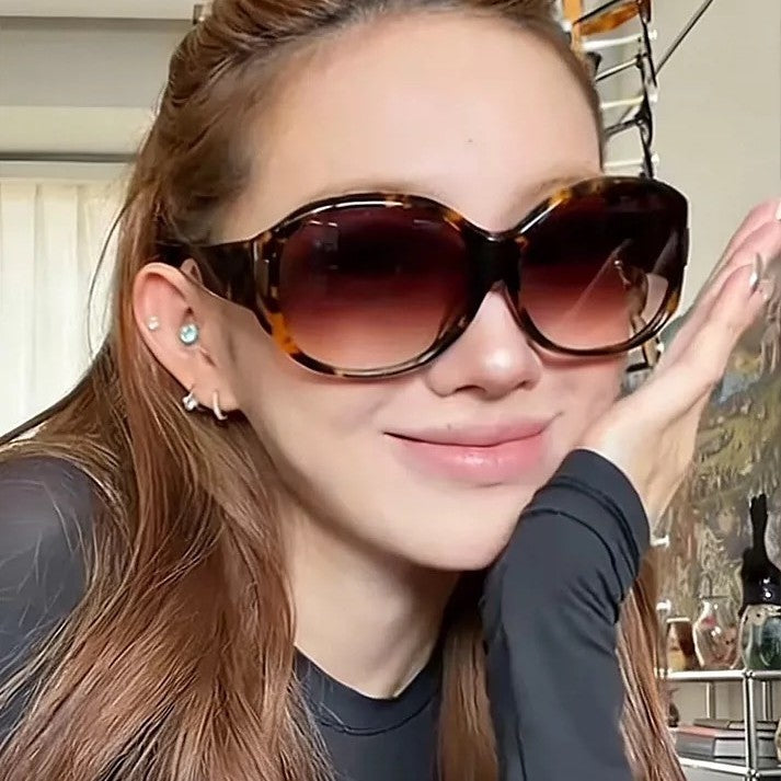 Retro Oversized Leopard Sunglasses with UV400 Protection
