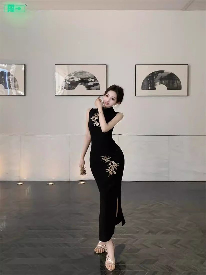 Women's Embroidered Knitted Qipao Dress with Fitted Waist
