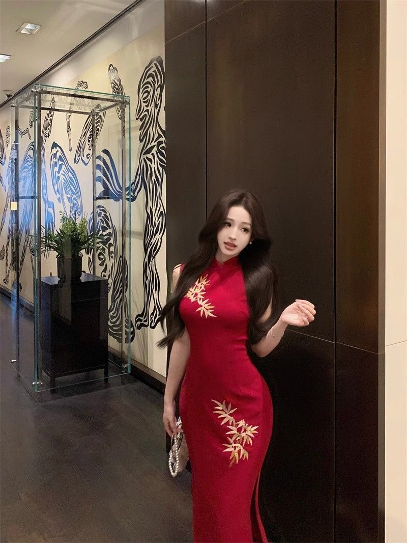 Women's Embroidered Knitted Qipao Dress with Fitted Waist