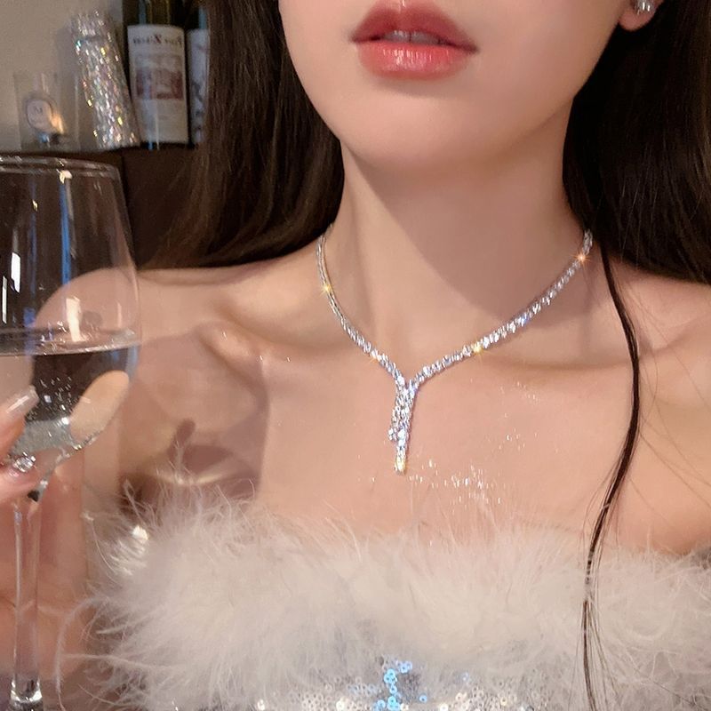 Flash Diamond Earrings & Necklace Set – Luxury Women’s Jewelry