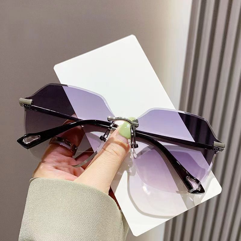 Elegant Gradient UV Sunglasses – Light Luxury Chic