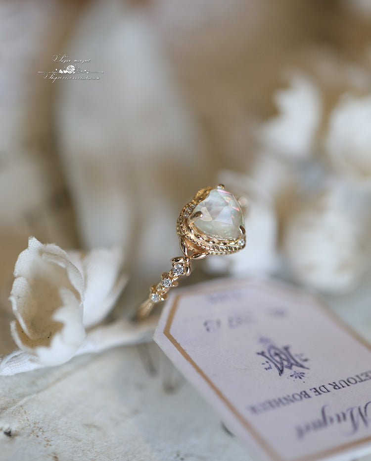 White Crystal and Natural Shell Light Luxury Collage Ring