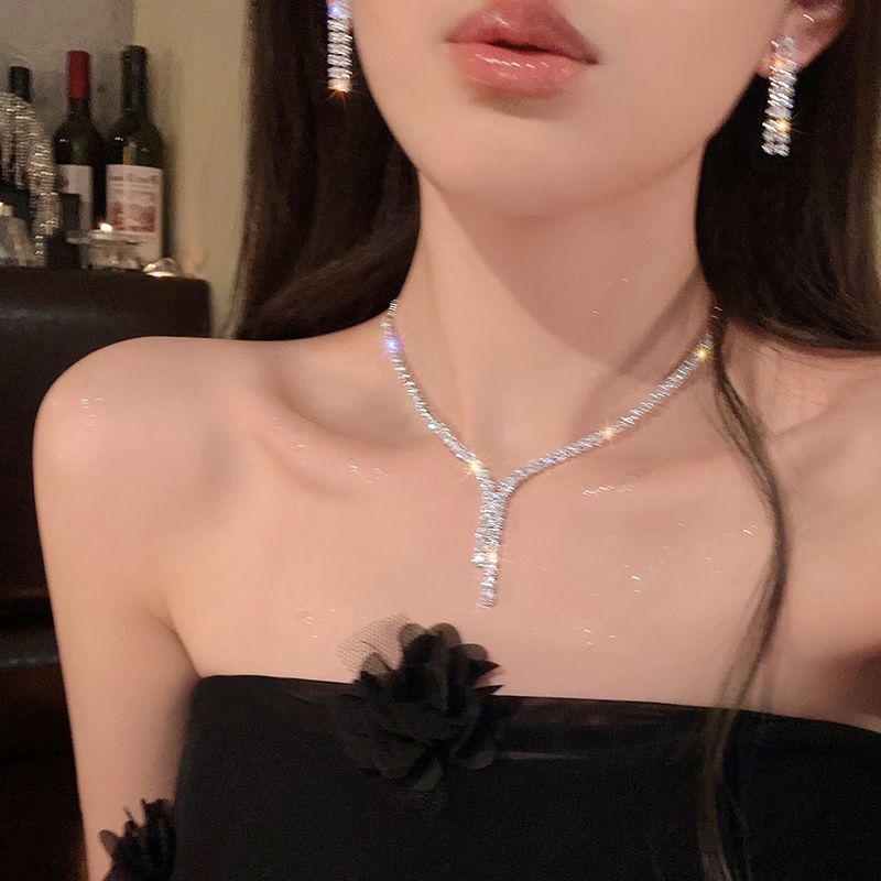 Flash Diamond Earrings & Necklace Set – Luxury Women’s Jewelry